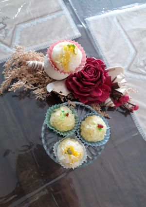 A picture of Coconut ladoo.