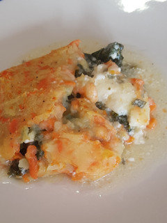 Una foto de Pastel de bacalao, merluza y gambas, con kale y queso feta