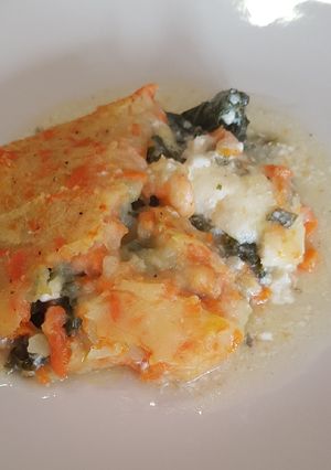 Una foto de Pastel de bacalao, merluza y gambas, con kale y queso feta