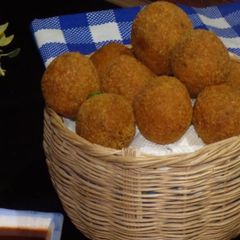 A picture of Chicken Bread balls.