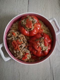Una foto de Pimientos y berenjena rellenos de mi madre