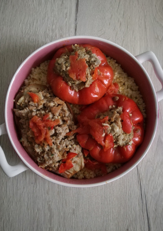 Una foto de Pimientos y berenjena rellenos de mi madre