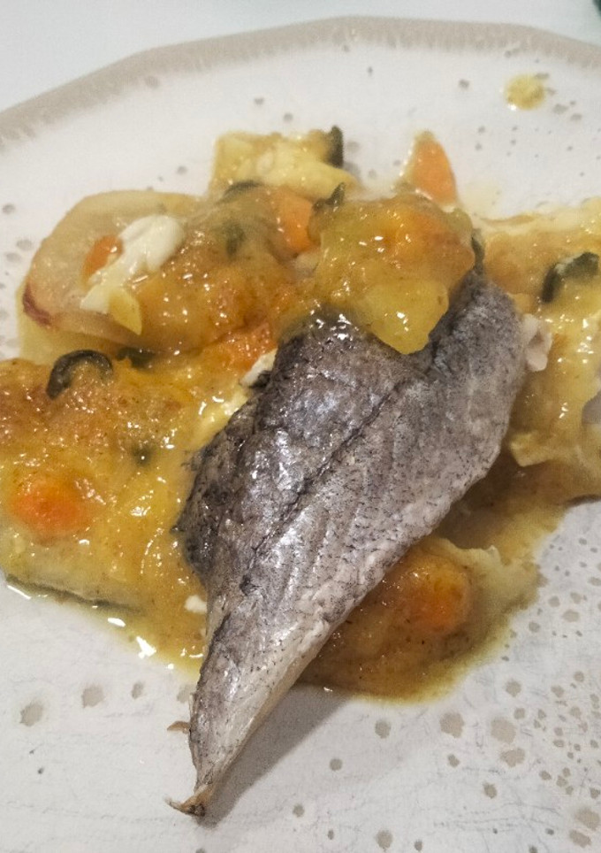 Una foto de Merluza rellena de velouté de verduras