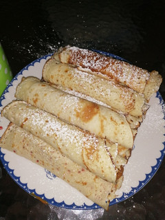 Una foto de Panqueques rellenos de manjar y mermelada