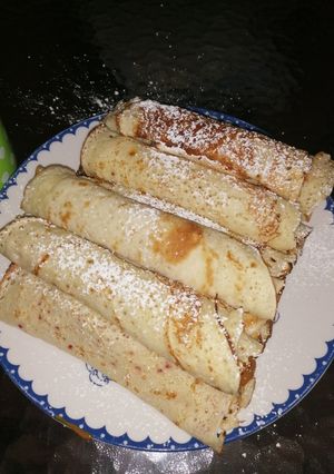 Una foto de Panqueques rellenos de manjar y mermelada