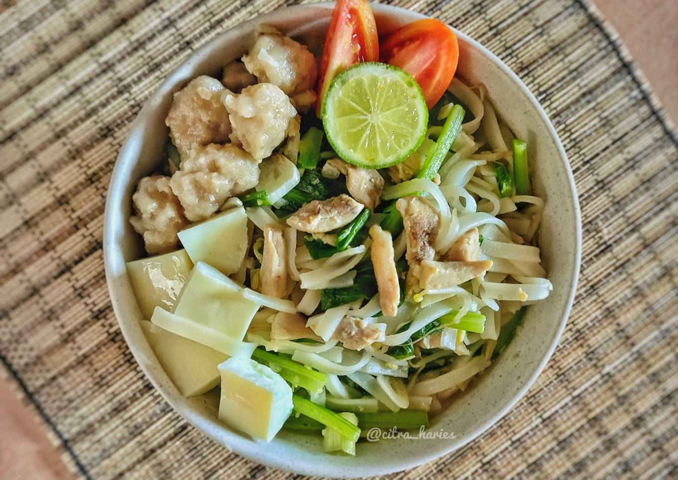 Kwetiaw Kuah (Ayam Bakso)