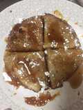 Panqueques con manjar, sirope de maple y azúcar impalpable