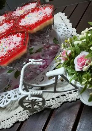 صورة لوصفة كاسات الجيلي مع الكاسترد والكيك