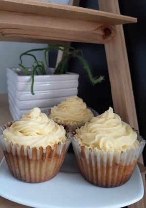 Una foto de Cupcakes de naranja con buttercream de naranja🍊