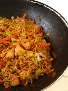 Una foto de Fideos ramen con pollo y verdura {receta express}🍜