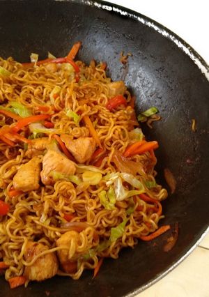 Una foto de Fideos ramen con pollo y verdura {receta express}🍜
