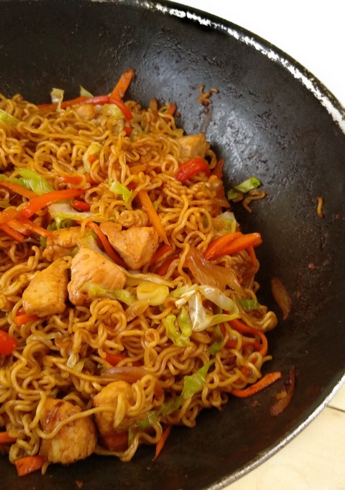 Una foto de Fideos ramen con pollo y verdura {receta express}🍜