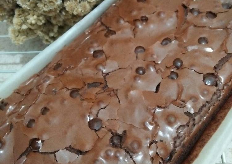 Bagaimana Menyiapkan Brownies Panggang shiny crust yang Bisa Manjain Lidah