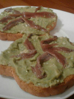 Una foto de Pincho de aguacate con queso azul y anchoas
