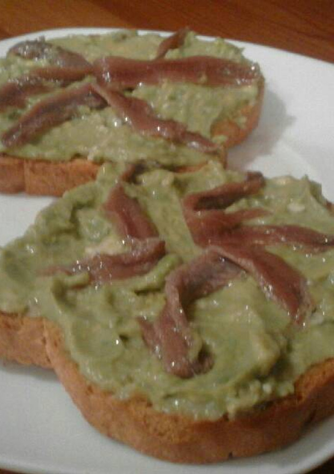 Una foto de Pincho de aguacate con queso azul y anchoas