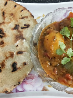 ભરેલા રીંગણા બટાકા શાક (Bharela Ringan Bataka Shak Recipe In Gujarati) રેસીપી મુખ્ય ફોટો