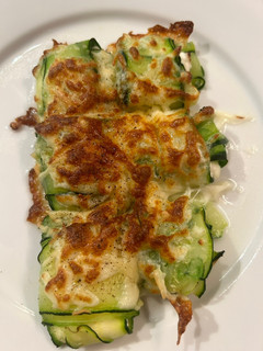 Una foto de Rollitos de calabacín 🥒 y queso cottage 🧀 en airfryer