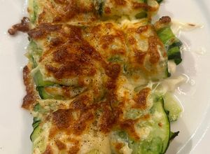 Una foto de Rollitos de calabacín 🥒 y queso cottage 🧀 en airfryer