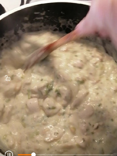 Una foto de Salsa crema de pollo y verdeo para pastas