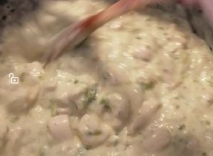 Una foto de Salsa crema de pollo y verdeo para pastas