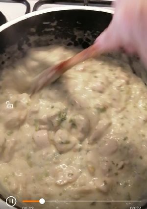 Una foto de Salsa crema de pollo y verdeo para pastas