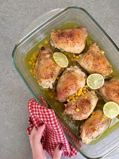 Una foto de Pollo al horno súper fácil con mojo verde, maíz y lima