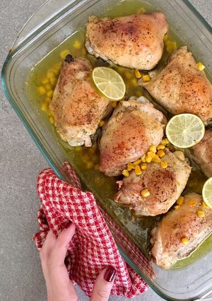 Una foto de Pollo al horno súper fácil con mojo verde, maíz y lima