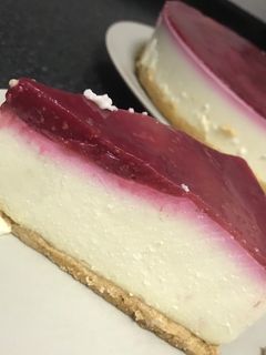 Una foto de Tarta de chocolate blanco y frambuesa