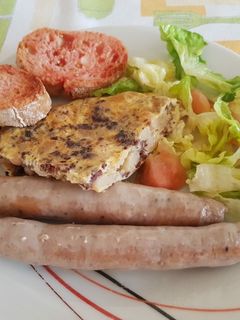 Una foto de Tortilla de alubias, butifarra negra y tocino