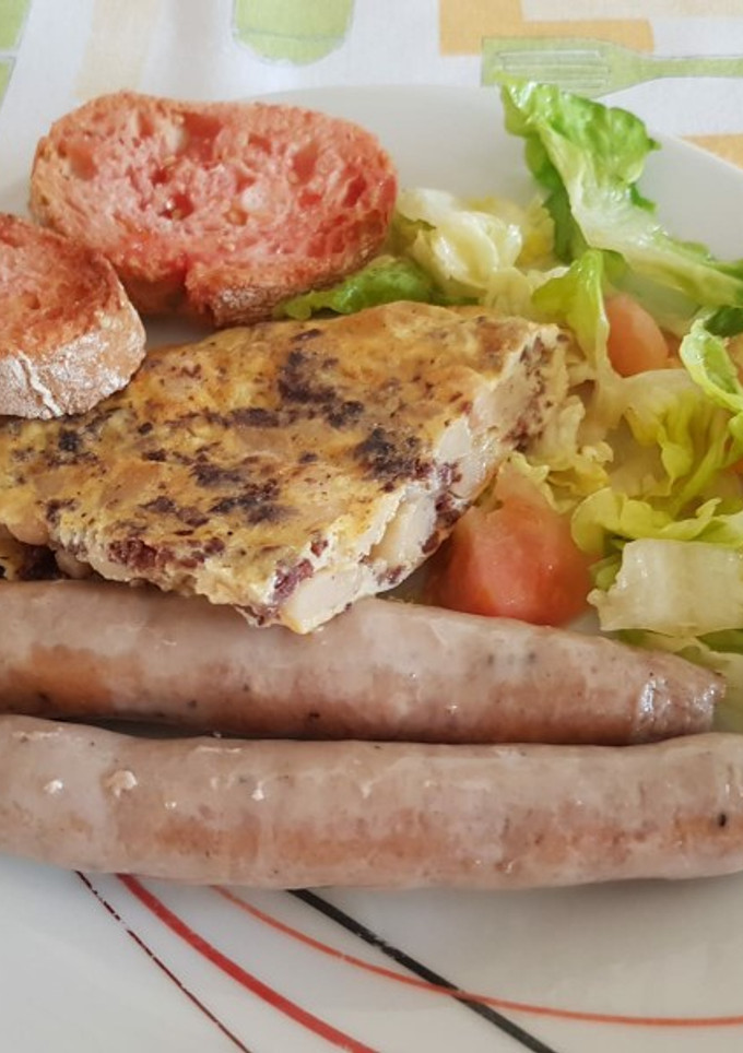Una foto de Tortilla de alubias, butifarra negra y tocino