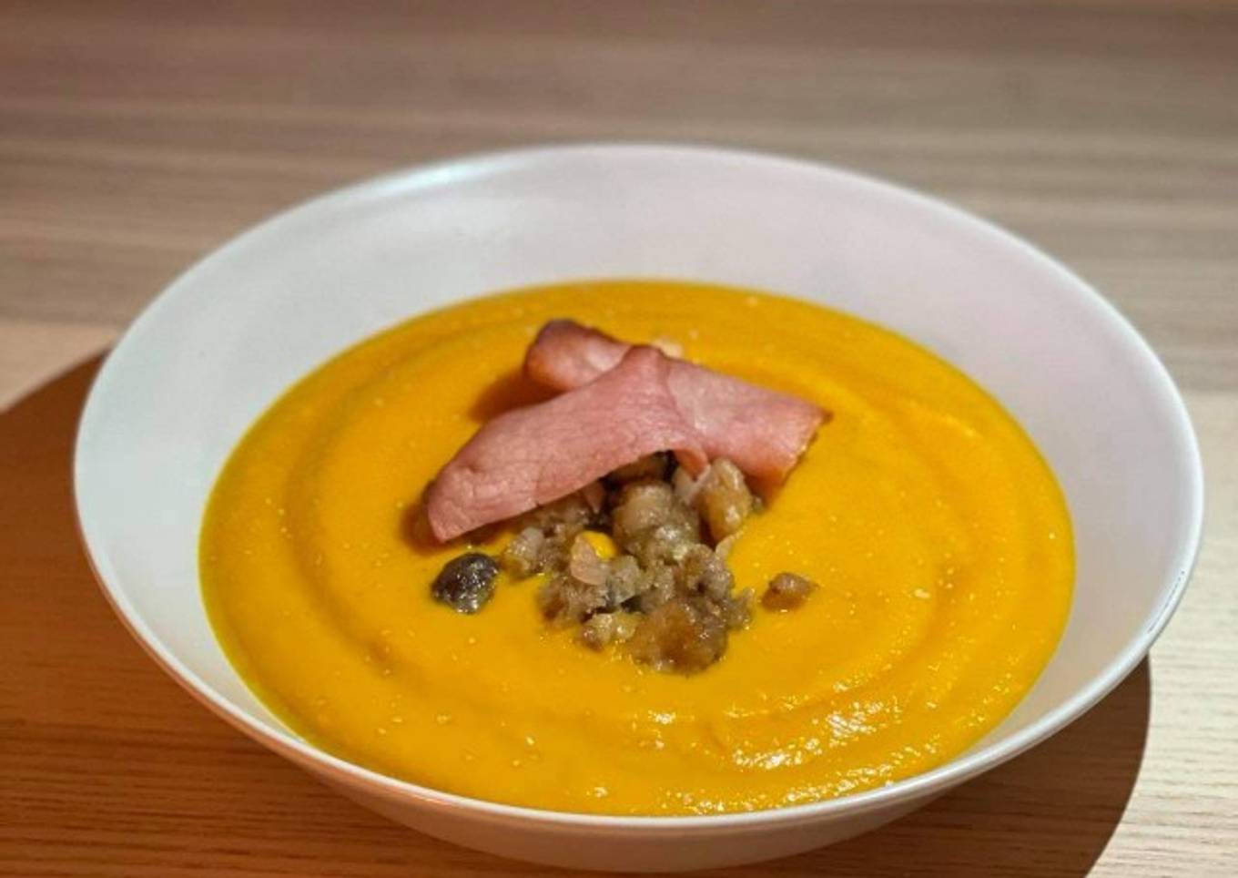 VeloutÃ© de potimarron aux marrons confits et chips de bacon