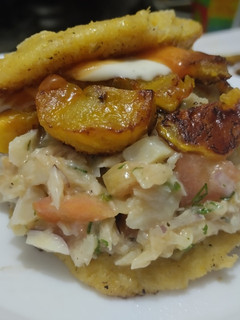 Una foto de Arepa rellena de pescado y plátano maduro🥯🫓🥙