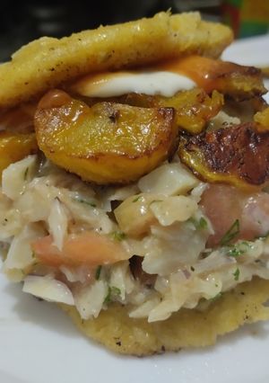 Una foto de Arepa rellena de pescado y plátano maduro🥯🫓🥙