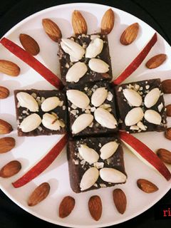 सिंघाड़ा एप्पल बर्फी (Singhara apple barfi recipe in hindi) रेसिपी मुख्य फोटो