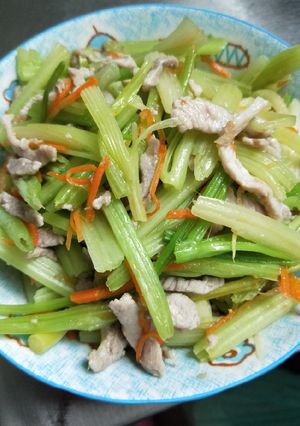 芹菜炒肉絲 的食譜成品照片