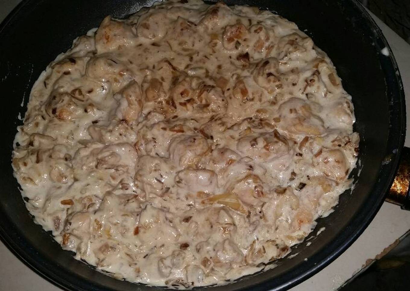 Pollo con nata y cebolla