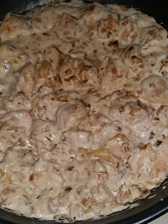 Una foto de Pollo con nata y cebolla