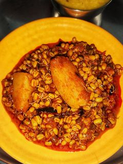 मोड आलेल्या मुगाचं चमचमीत भीरडं (mod alelya monngachi bhiranda recipe in marathi) रेसिपी चे मुख्य फोटो