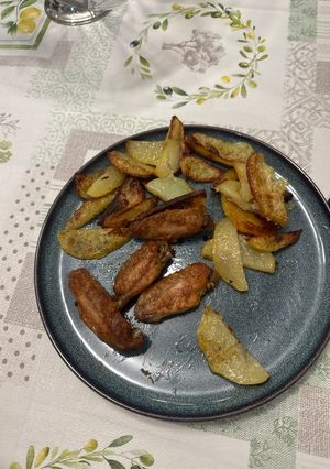 Una foto de Alitas al horno con patatas