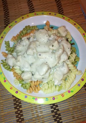 Színes tésztás bazsalikomos-tejszínes csirkemell <3 recept fotója