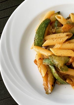 Foto di Pennette con zucchine,paprika e pecorino