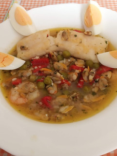 Una foto de Merluza a la vasca con espárragos y huevo cocido