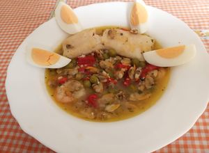 Foto principal de Merluza a la vasca con espárragos y huevo cocido