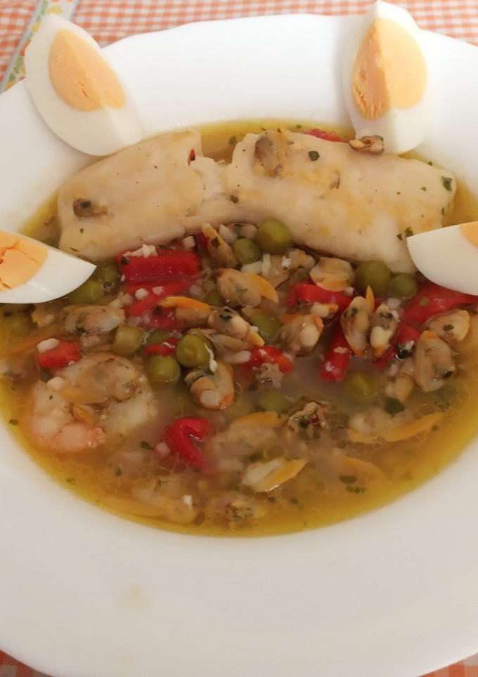 Una foto de Merluza a la vasca con espárragos y huevo cocido