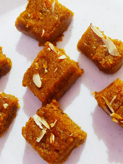 बेसन की बर्फी (besan ki barfi recipe in Hindi) रेसिपी मुख्य फोटो