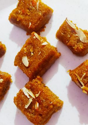 बेसन की बर्फी (besan ki barfi recipe in Hindi) रेसिपी मुख्य फोटो