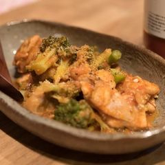 A picture of Chicken cooked in tomato juice.