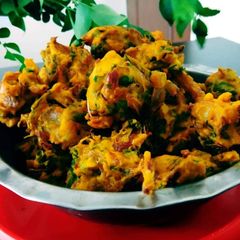 A picture of Palak aur pyaj ke pakode.