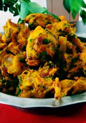 A picture of Palak aur pyaj ke pakode.