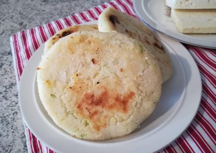 Steps to Make Quick Arepas con Calabacín y Queso